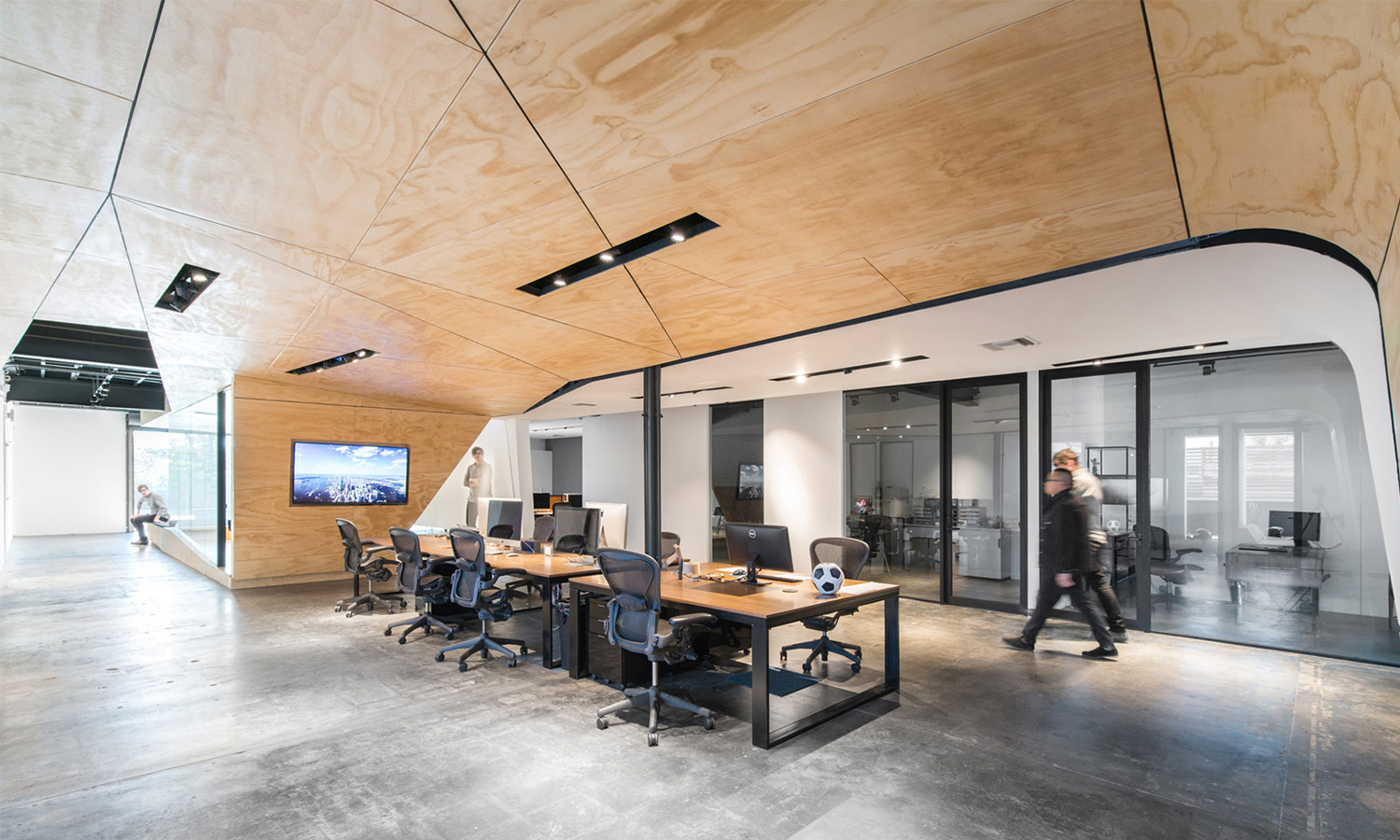 Converted warehouse office by Domaen features sculptural plywood meeting rooms-办公