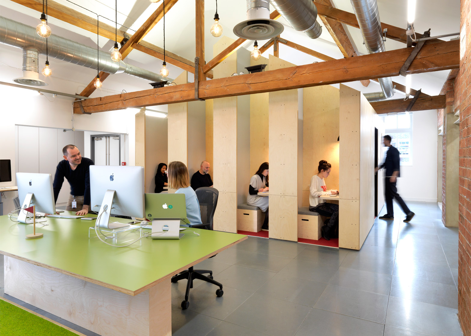 airbnb-office_london_threefold_dezeen_1568_4