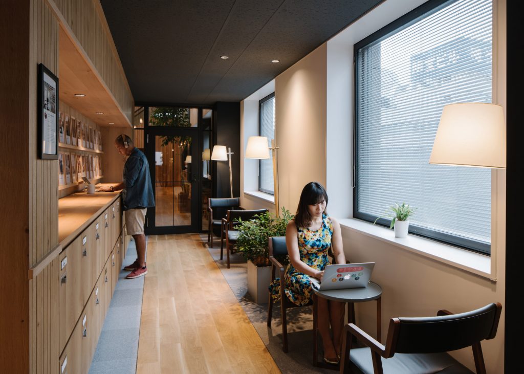 airbnb-tokyo-office_dezeen_3408_slideshow_3-1024x731