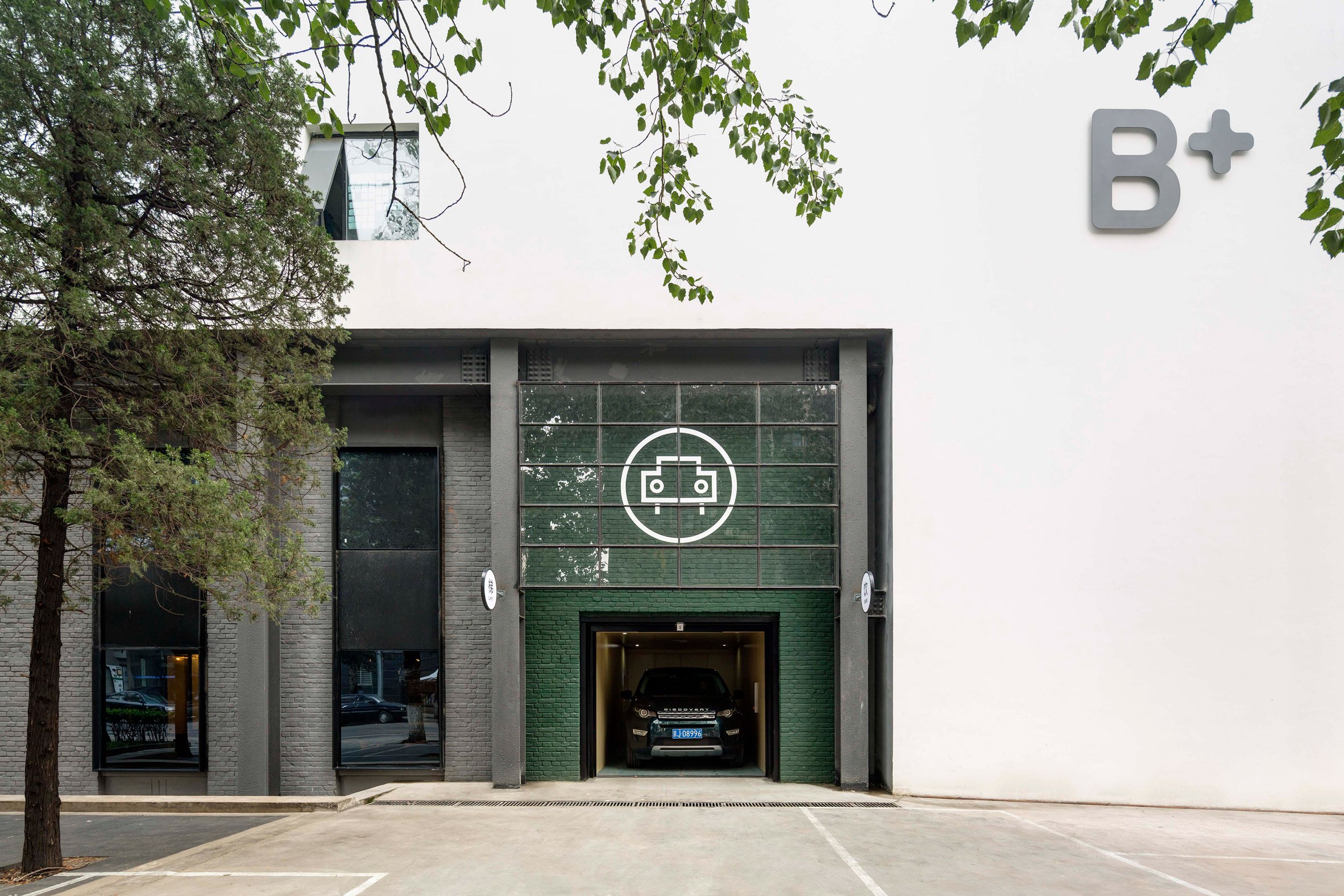 the-garage-neri-hu-beijing-cafe-industrial-car-workshop-cafe_dezeen_2364_col_0