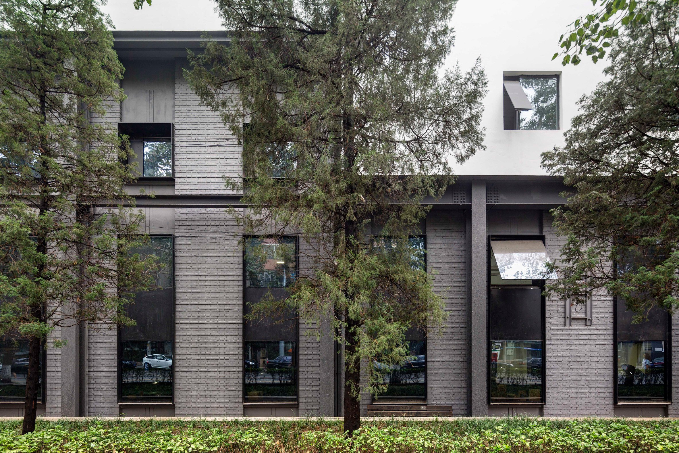 the-garage-neri-hu-beijing-cafe-industrial-car-workshop-cafe_dezeen_2364_col_15