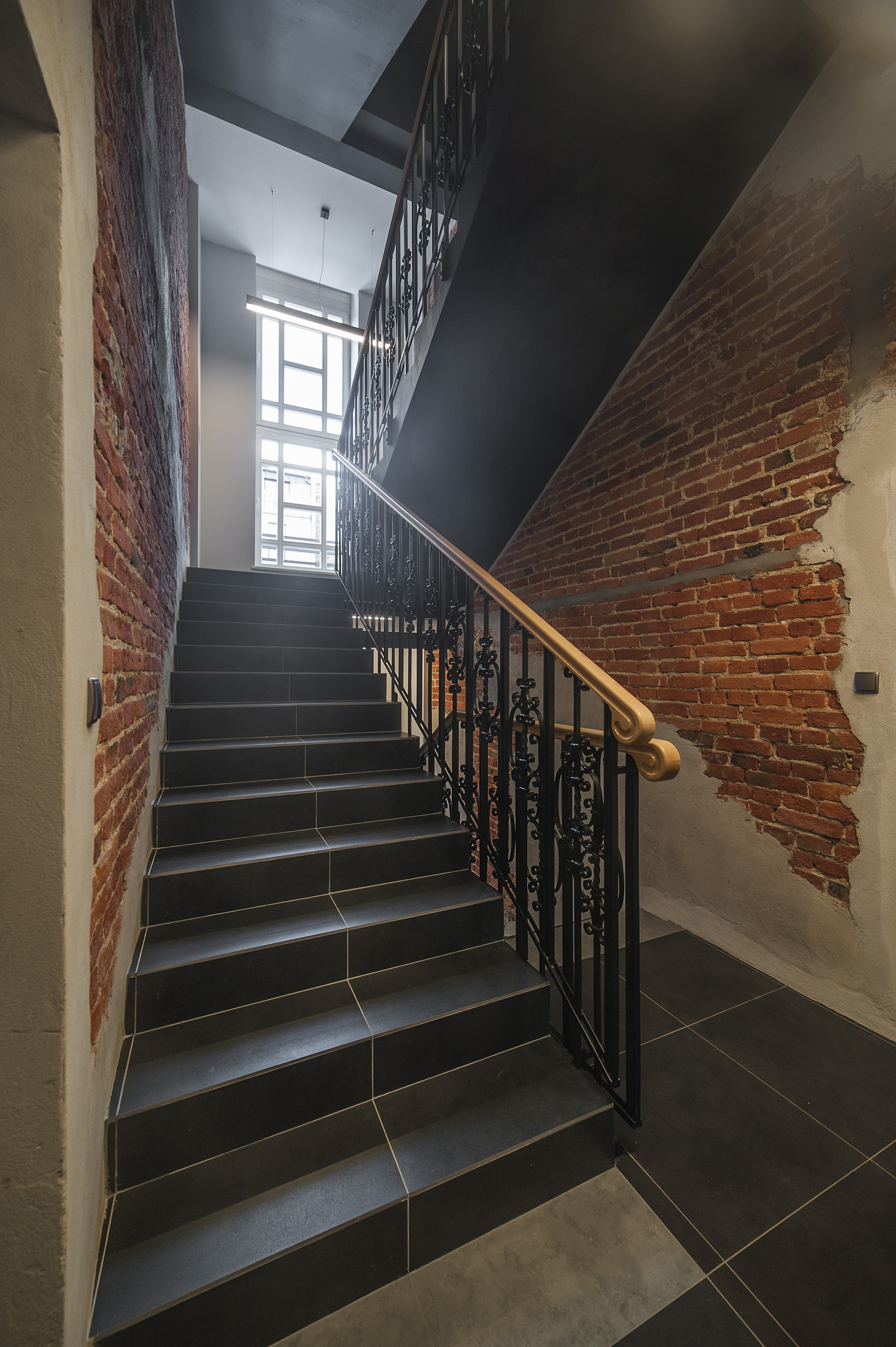 EC-5_Tobaco_Hotel_stairs_2