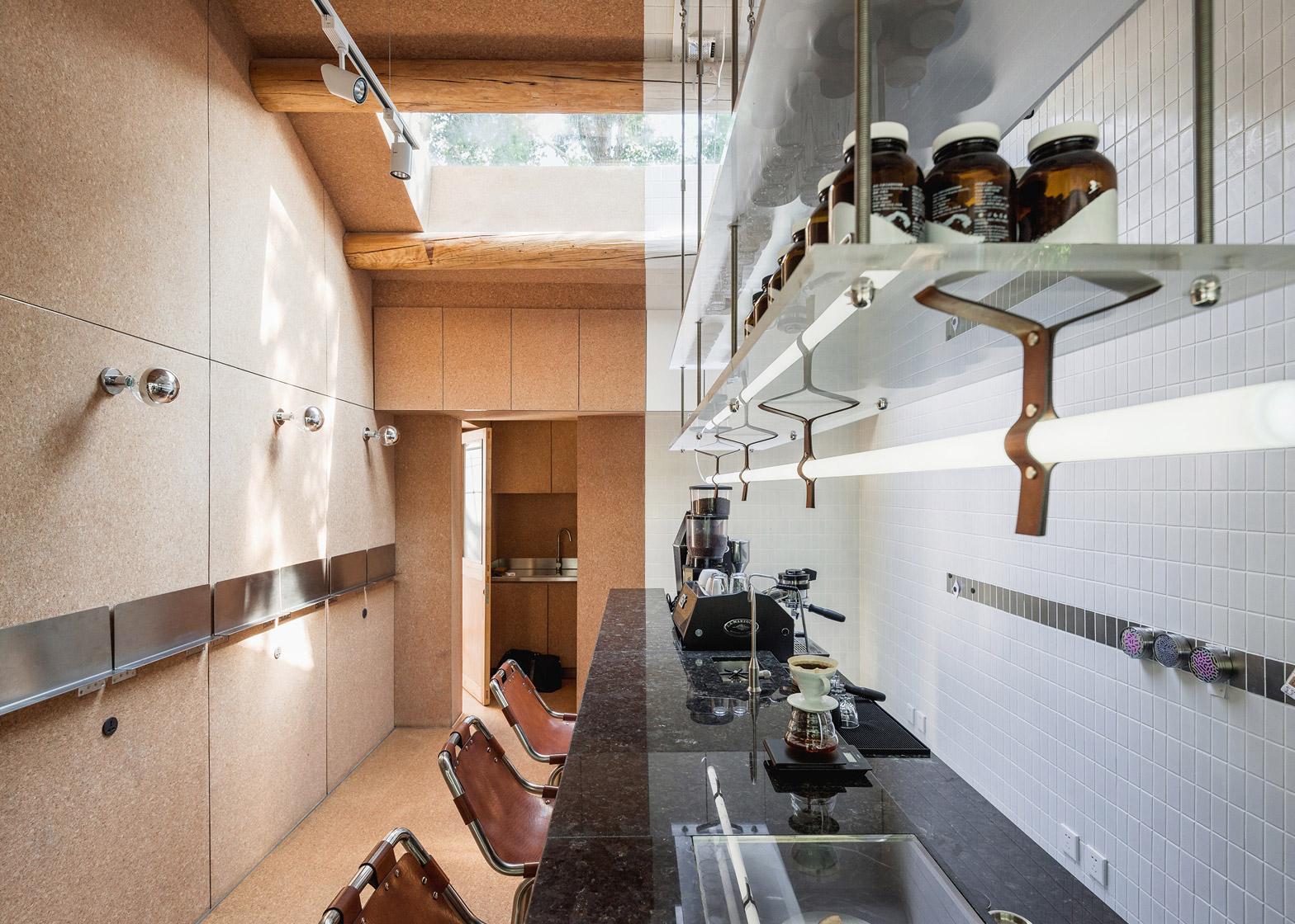 big-small-coffee-bar-b-and-b-guest-room-hutong-office-aio-beijing-cork_dezeen_1568_11