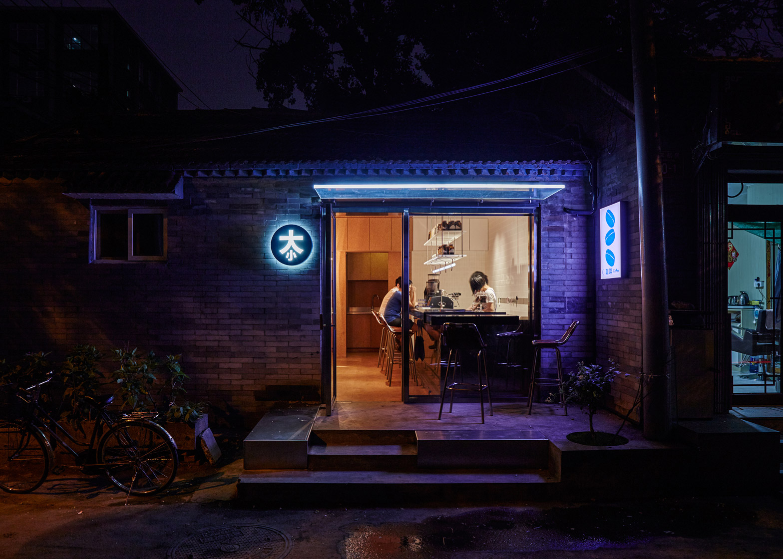 big-small-coffee-bar-b-and-b-guest-room-hutong-office-aio-beijing-cork_dezeen_1568_6