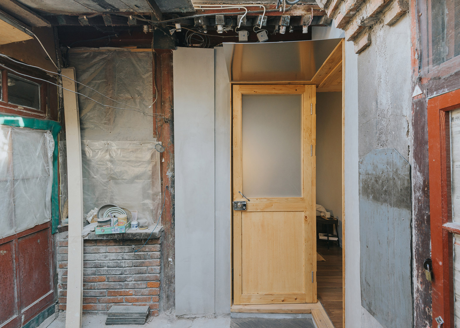 big-small-coffee-bar-b-and-b-guest-room-hutong-office-aio-beijing-residential-bandb_dezeen_1568_1