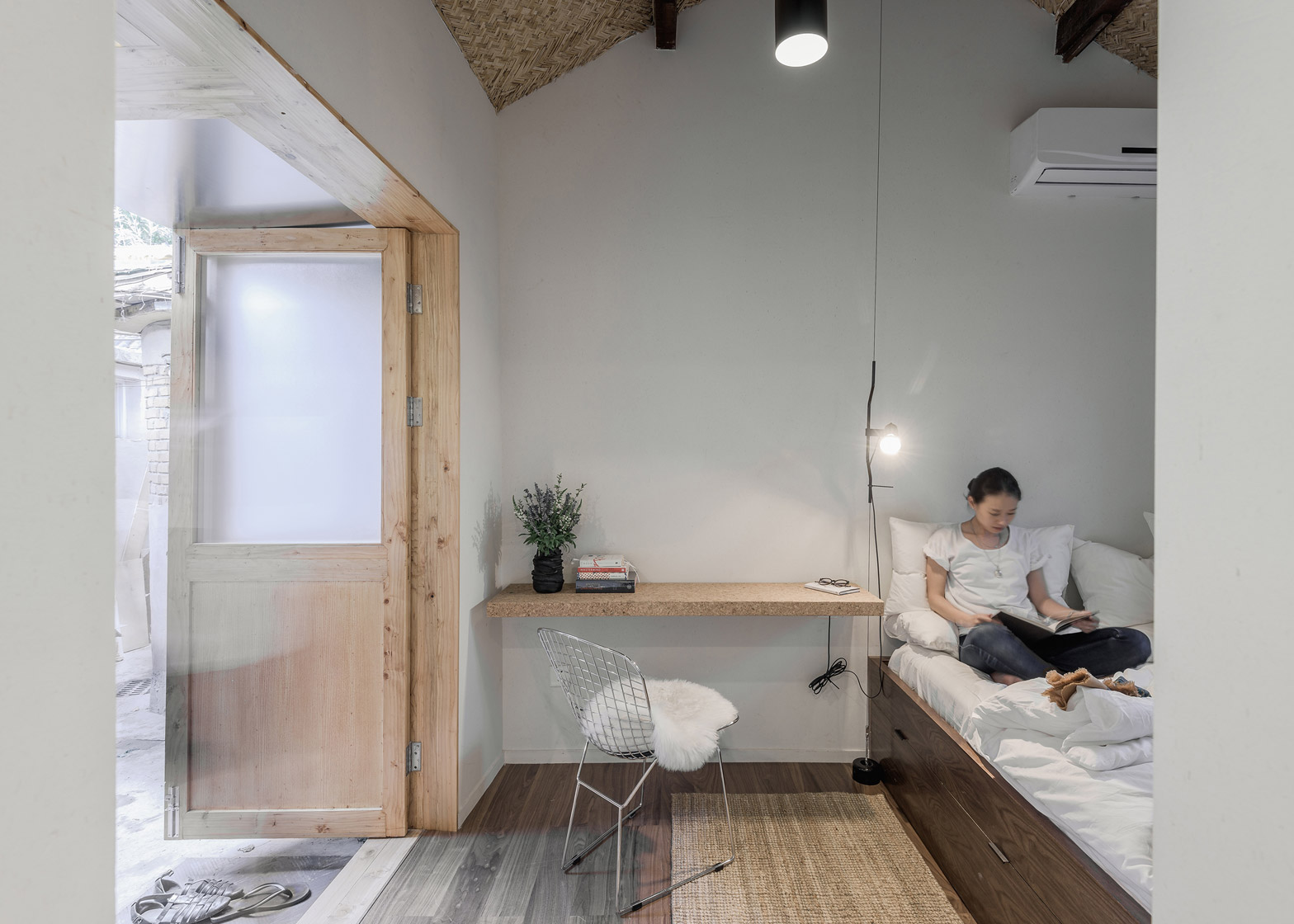 big-small-coffee-bar-b-and-b-guest-room-hutong-office-aio-beijing-residential-bandb_dezeen_1568_2