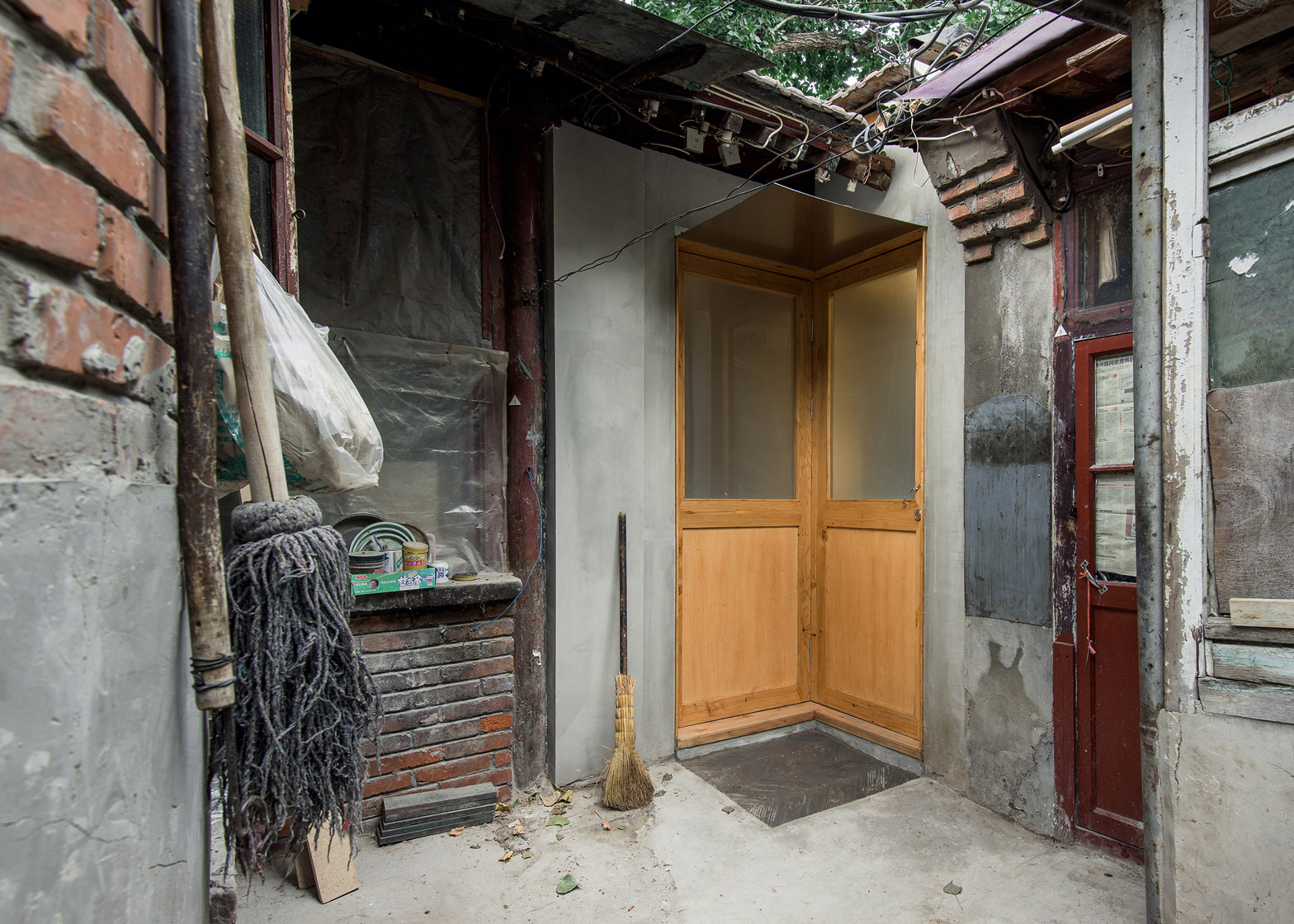 big-small-coffee-bar-b-and-b-guest-room-hutong-office-aio-beijing-residential-bandb_dezeen_1568_4