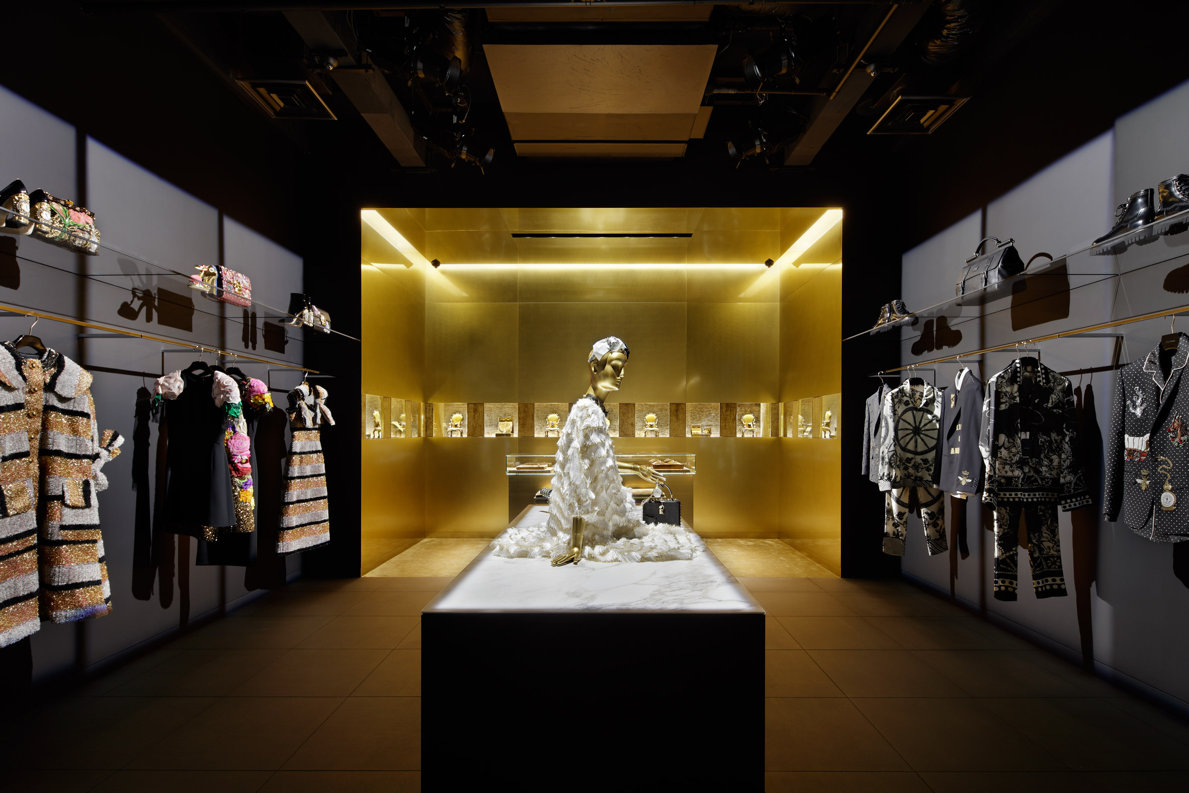 dolceandgabbana-tokyo-aoyama-boutique-gwenael-nicolas_dezeen_2364_col_2