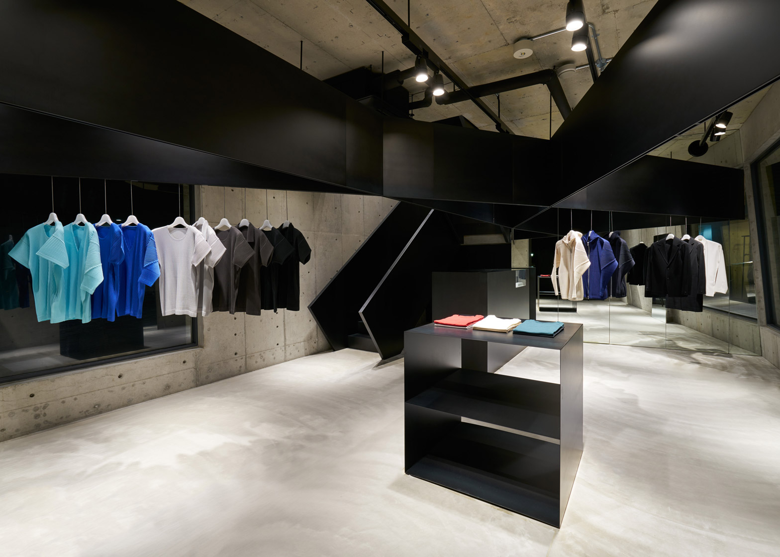 issey-miyake-homme-plisse-store-by-naoto-fukasawa_dezeen_1568_1