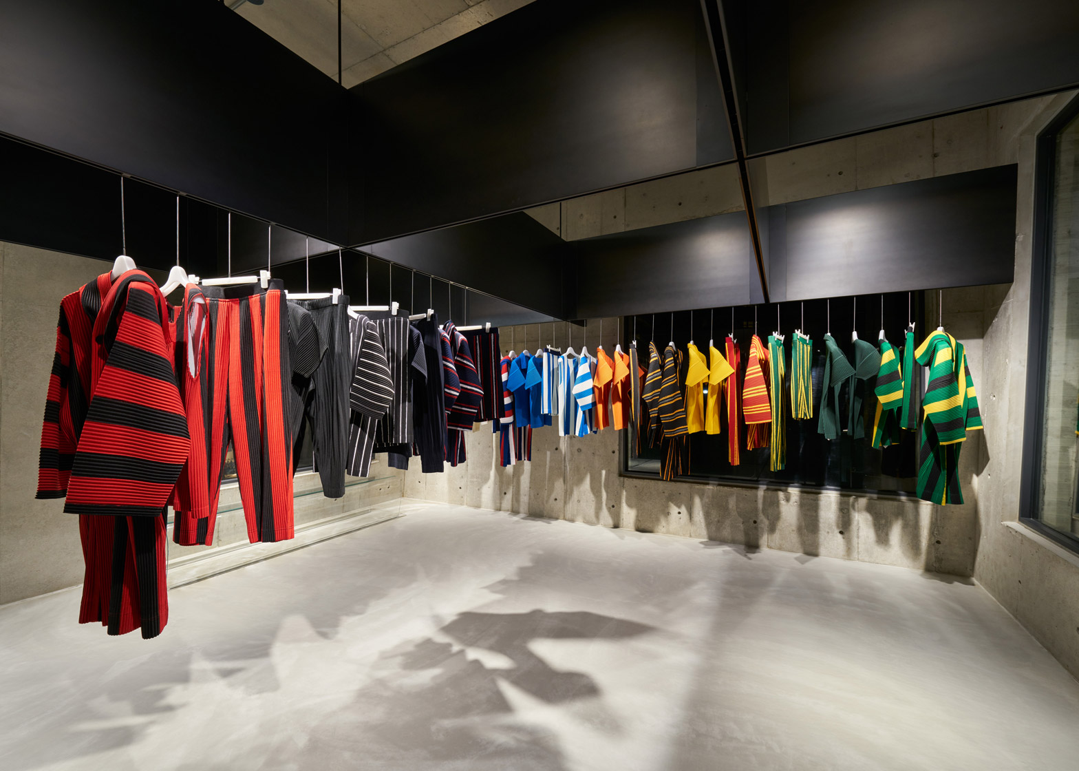 issey-miyake-homme-plisse-store-by-naoto-fukasawa_dezeen_1568_3