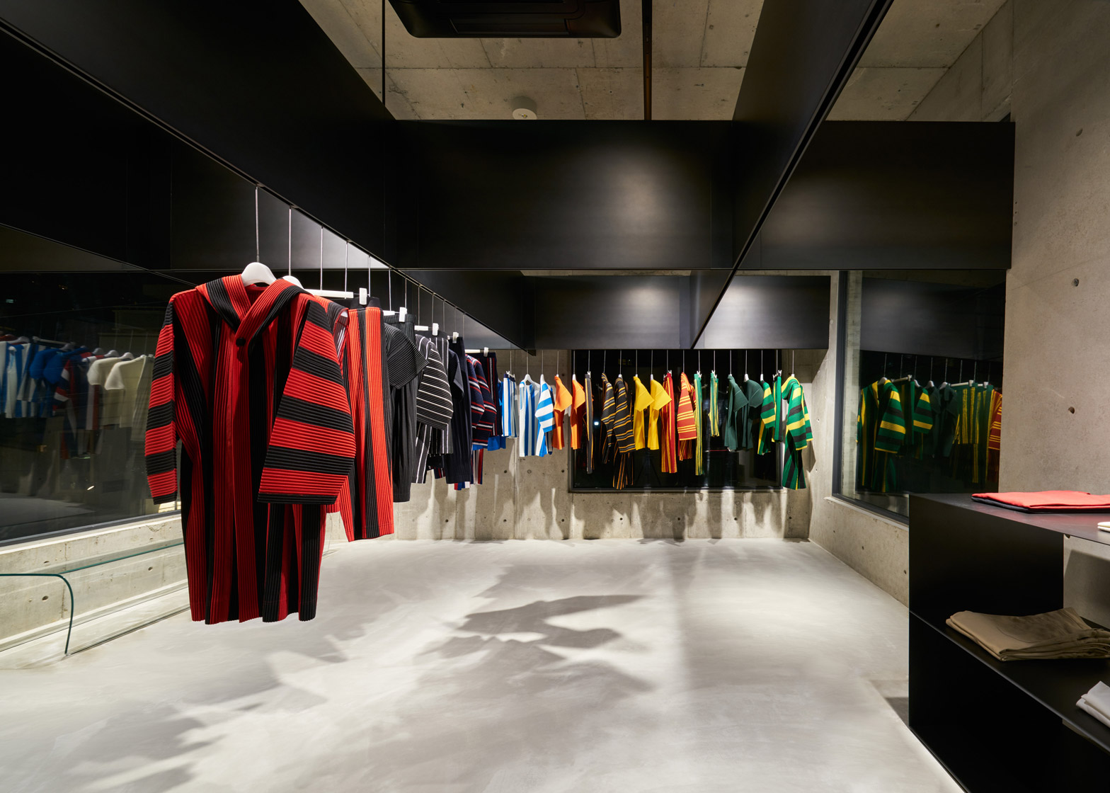 issey-miyake-homme-plisse-store-by-naoto-fukasawa_dezeen_1568_4