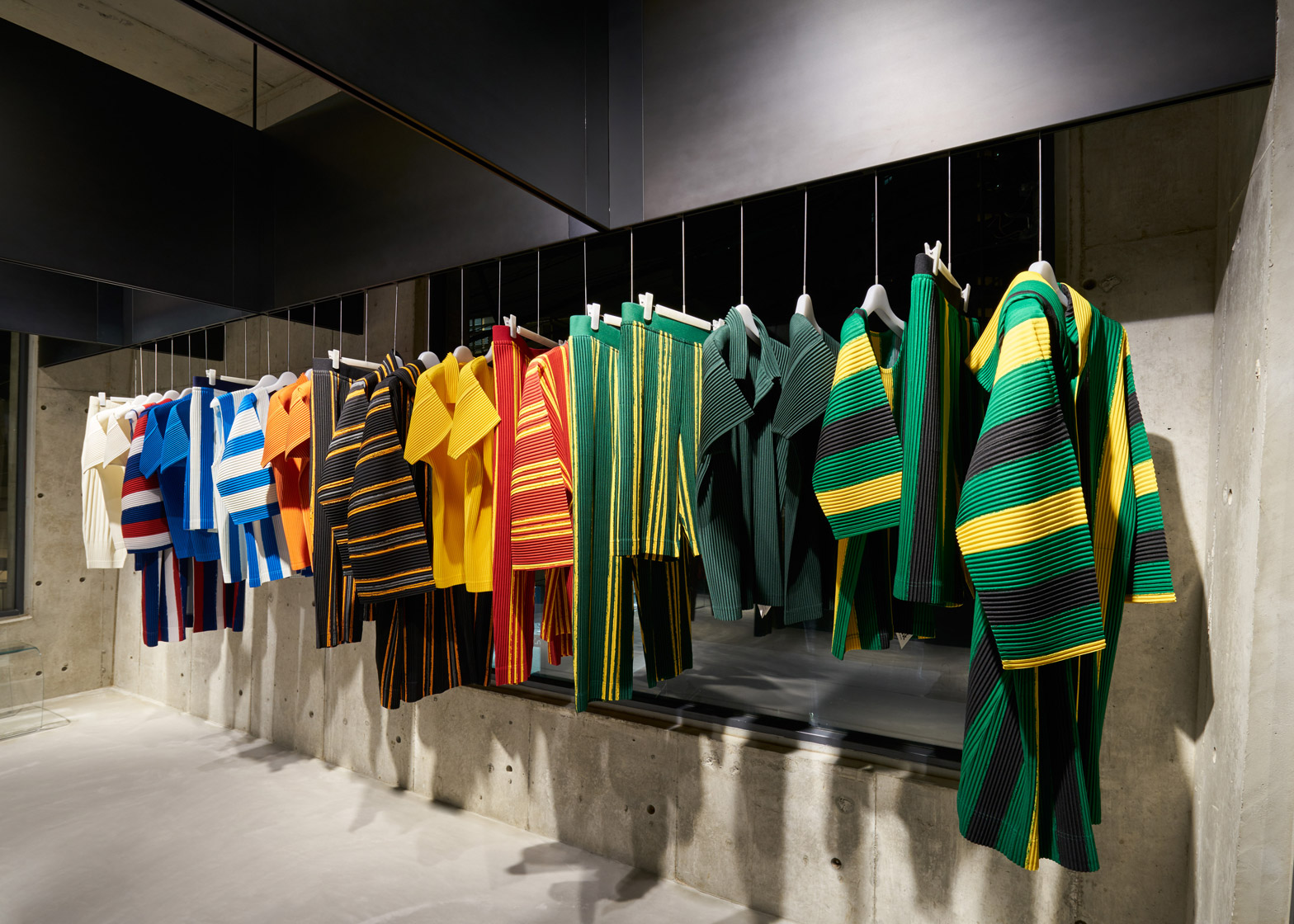 issey-miyake-homme-plisse-store-by-naoto-fukasawa_dezeen_1568_5