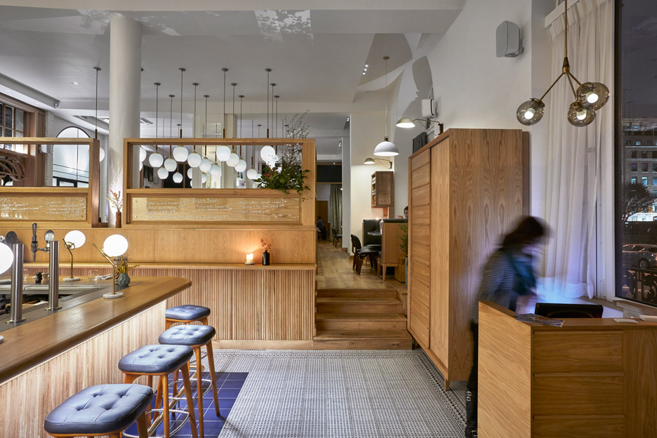 modern-pantry-avroko-restaurant-bar-interior-furniture-lighting-london-uk_dezeen_936_17