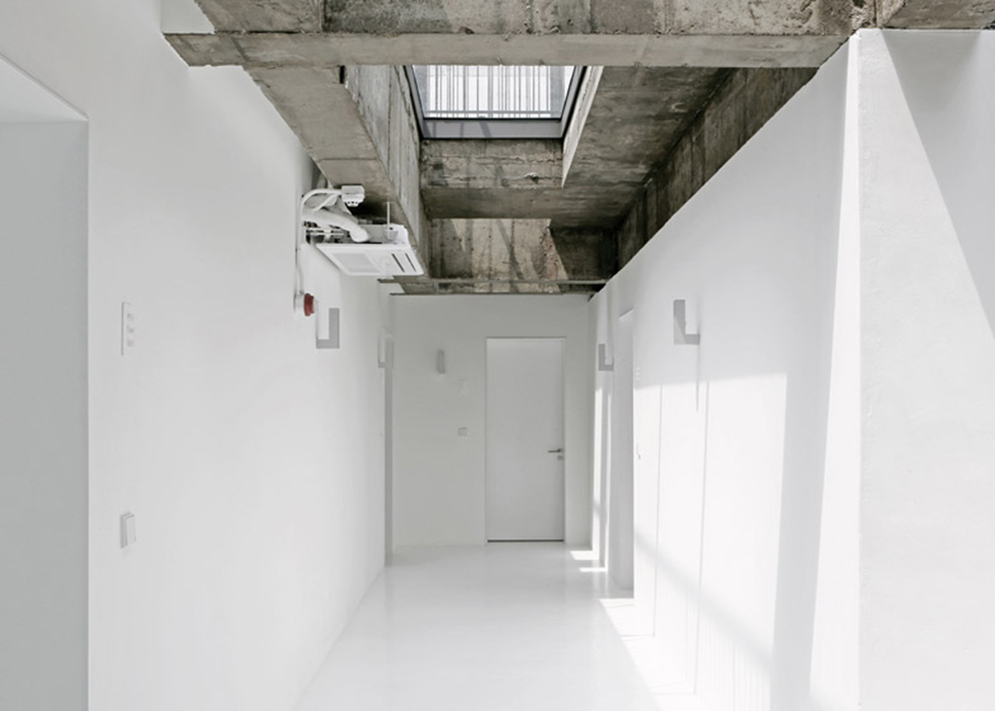 Small-House-Big-Door-by-Design-Methods_dezeen_784_12副本