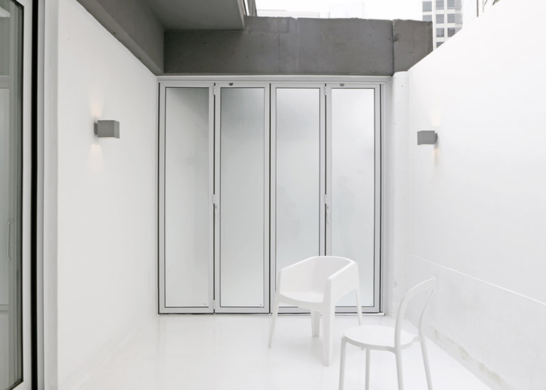 Small-House-Big-Door-by-Design-Methods_dezeen_784_19副本