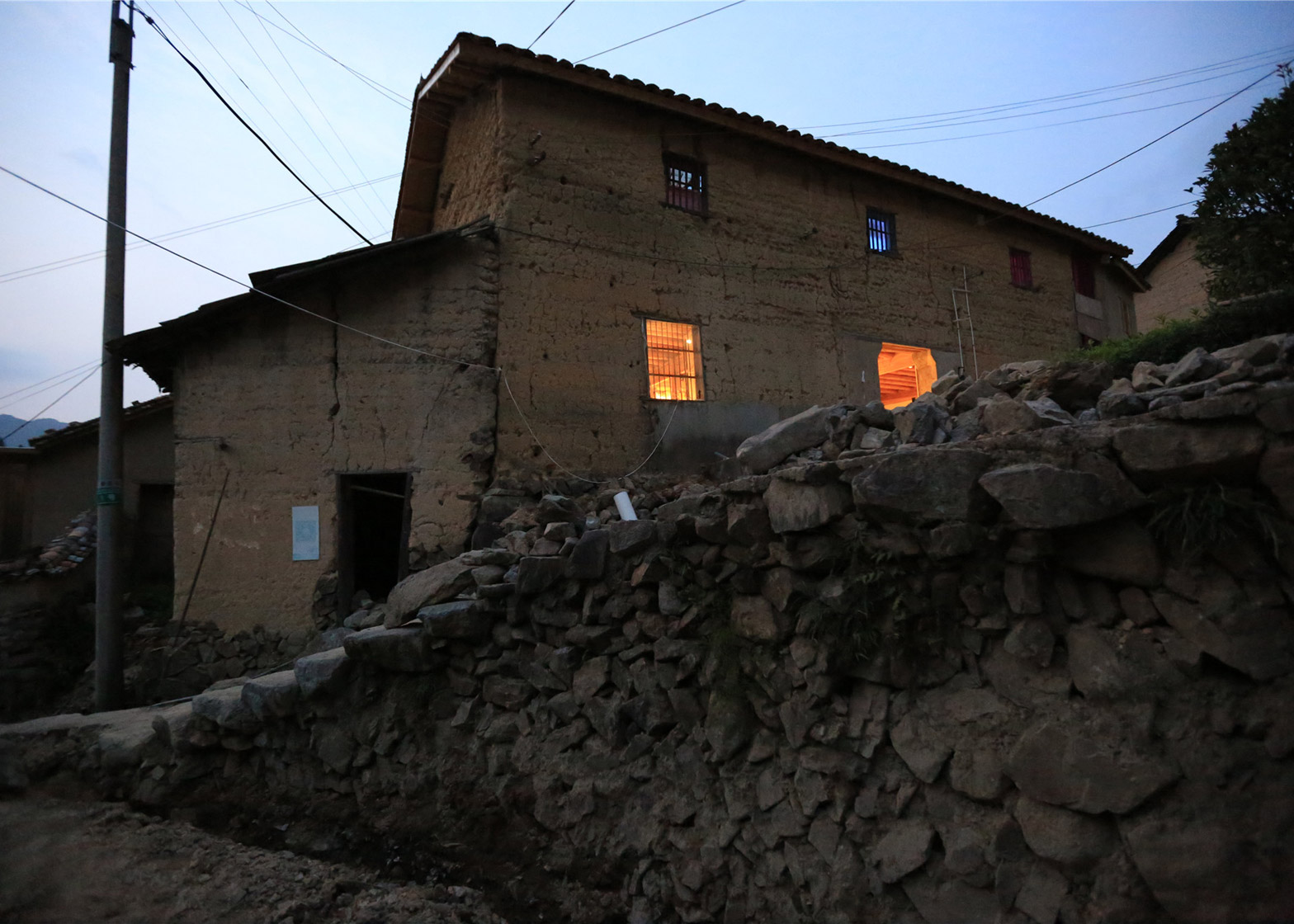 papas-hostel-pingtian-village-joe-fang-zhejiang-province-rammed-earth-house-renovation-international-youth-hostel-rooms-within-rooms-translucent-light_dezeen_1568_0