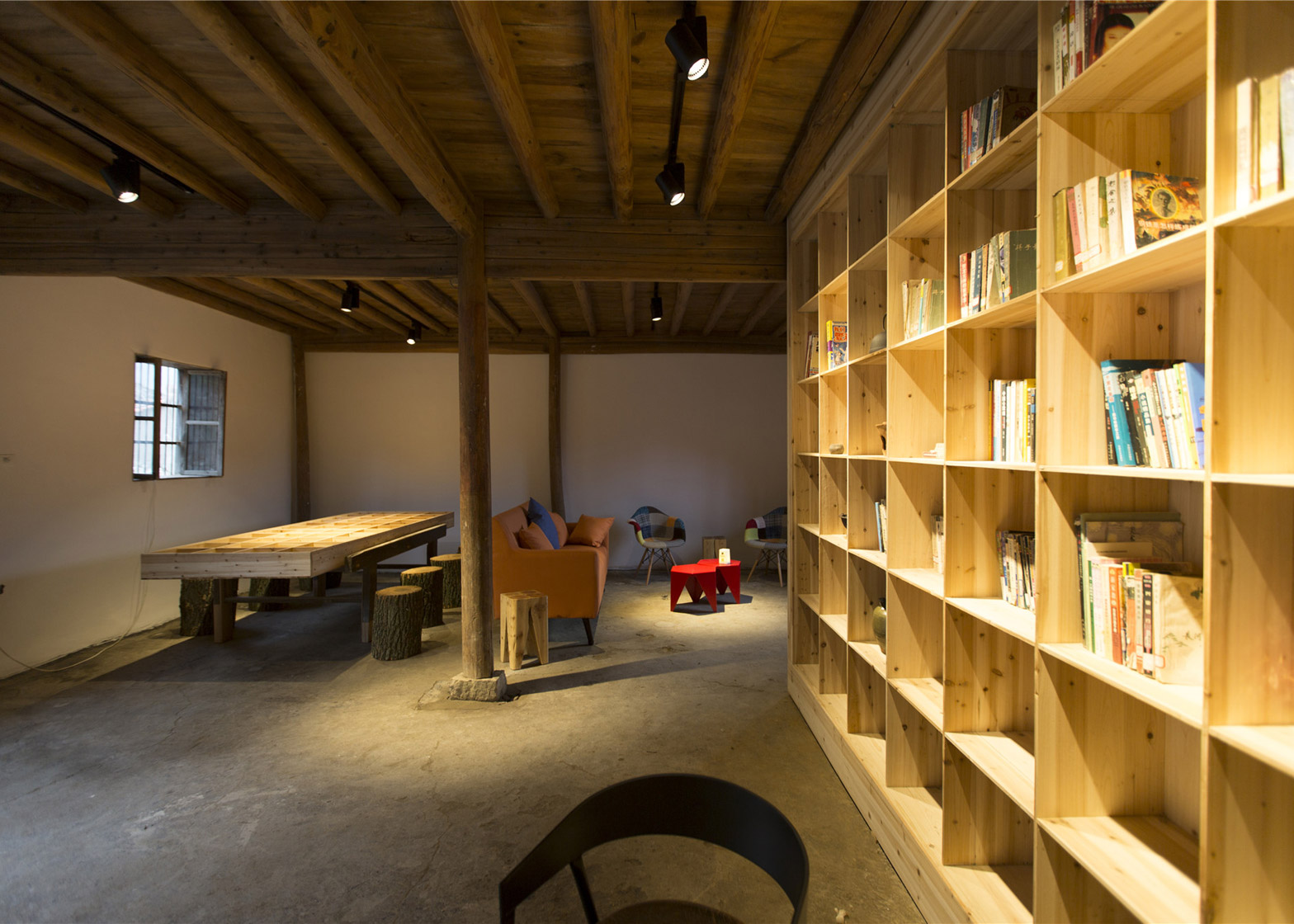 papas-hostel-pingtian-village-joe-fang-zhejiang-province-rammed-earth-house-renovation-international-youth-hostel-rooms-within-rooms-translucent-light_dezeen_1568_1