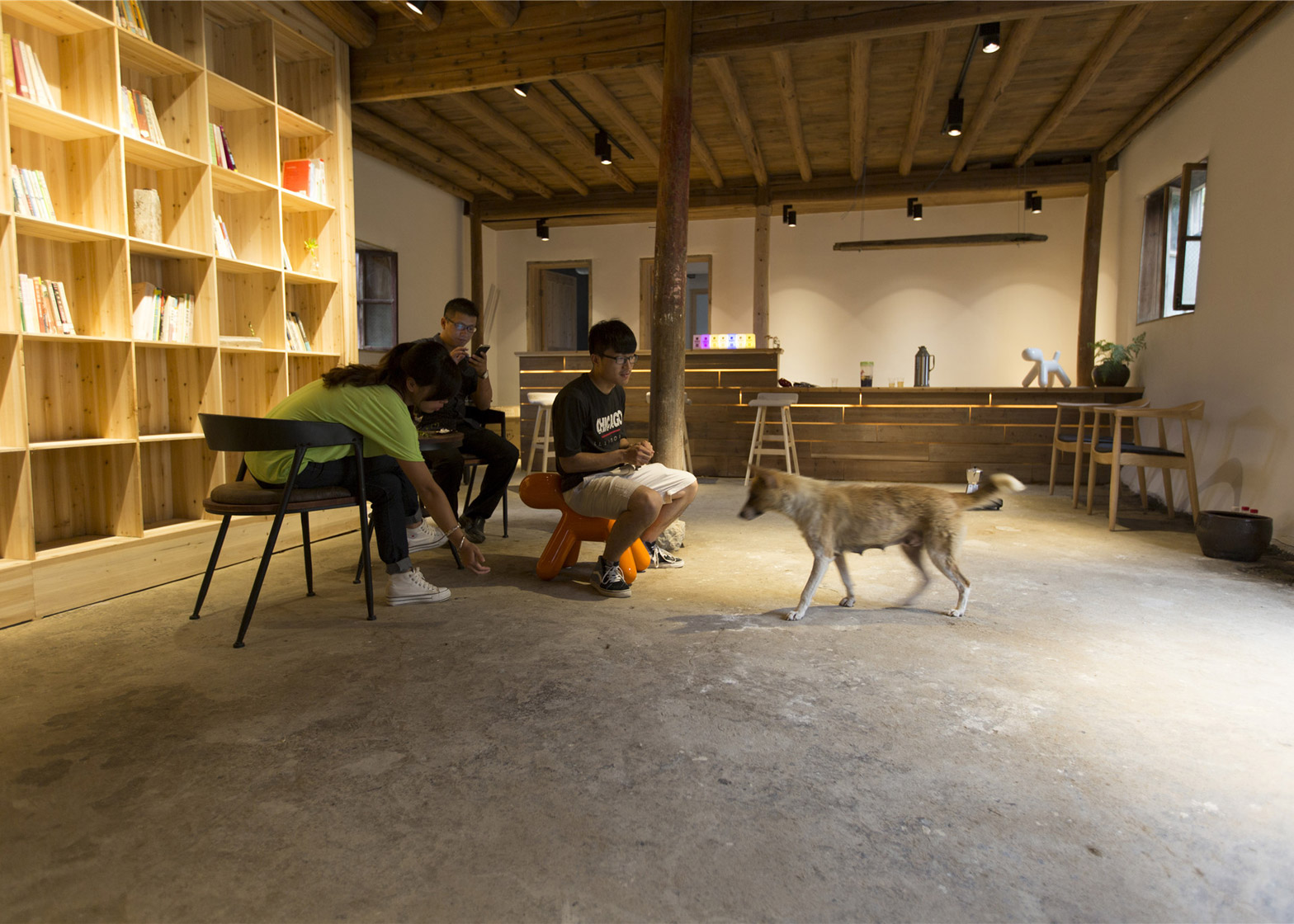 papas-hostel-pingtian-village-joe-fang-zhejiang-province-rammed-earth-house-renovation-international-youth-hostel-rooms-within-rooms-translucent-light_dezeen_1568_11