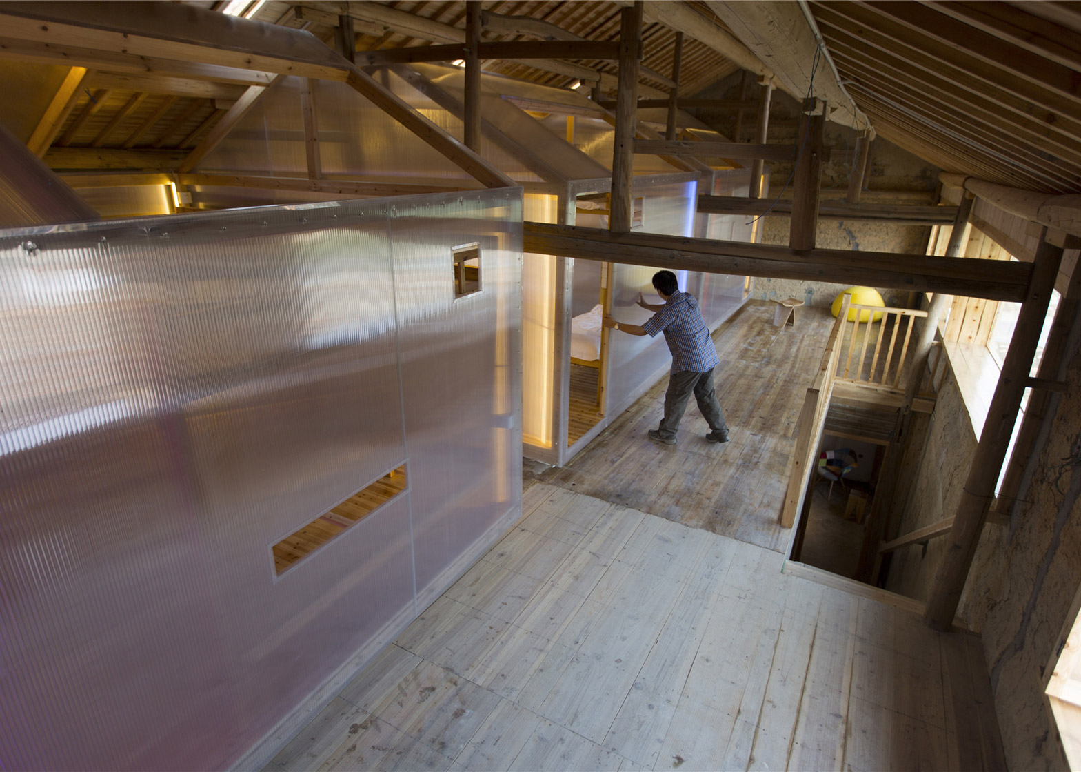 papas-hostel-pingtian-village-joe-fang-zhejiang-province-rammed-earth-house-renovation-international-youth-hostel-rooms-within-rooms-translucent-light_dezeen_1568_13