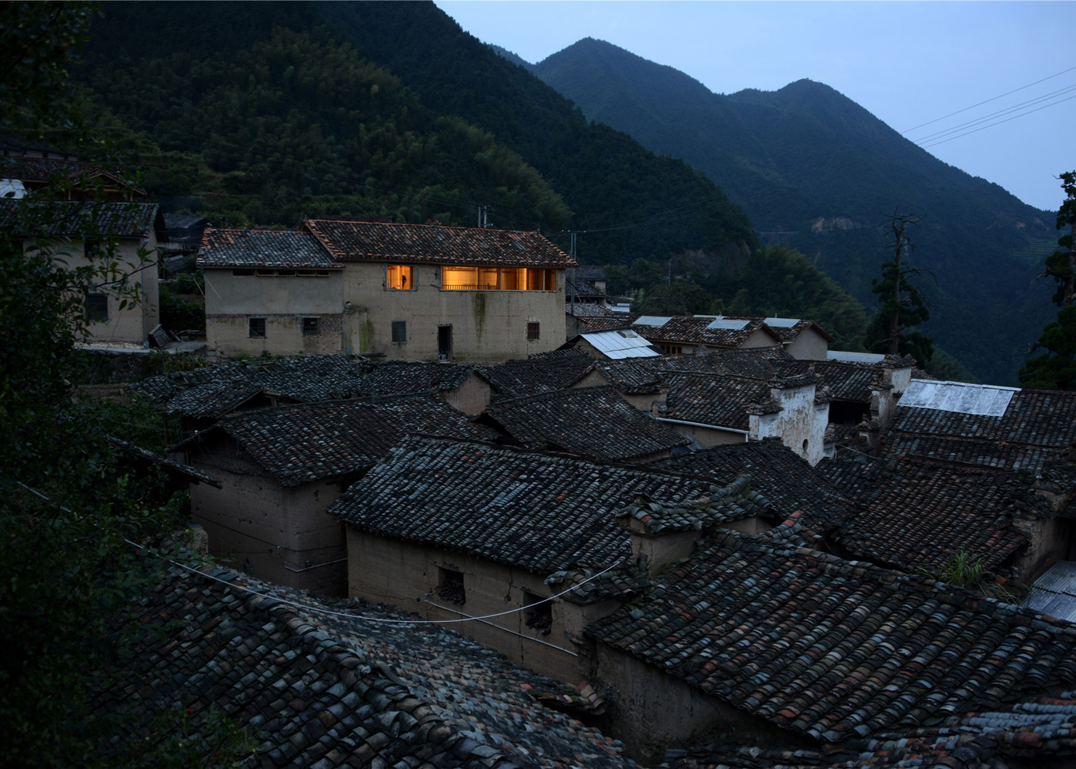 papas-hostel-pingtian-village-joe-fang-zhejiang-province-rammed-earth-house-renovation-international-youth-hostel-rooms-within-rooms-translucent-light_dezeen_1568_6-1