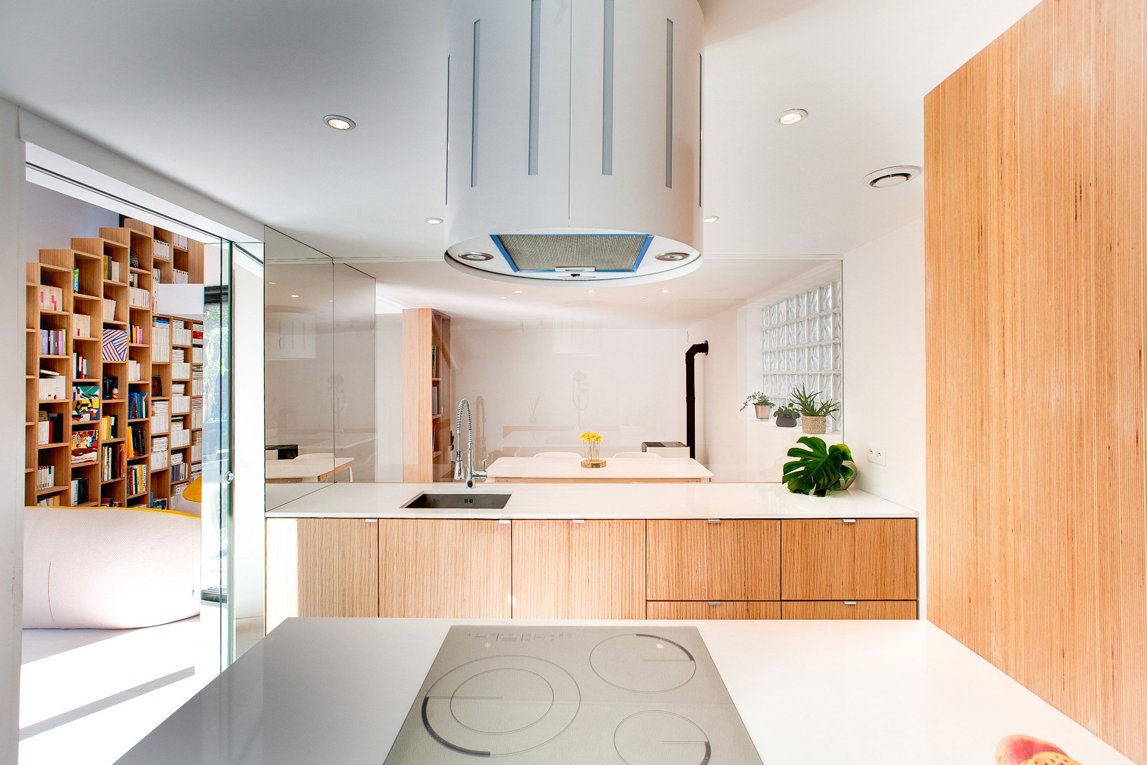 bookshelf-house-andrea-mosca-interior-paris-_dezeen_2364_col_2