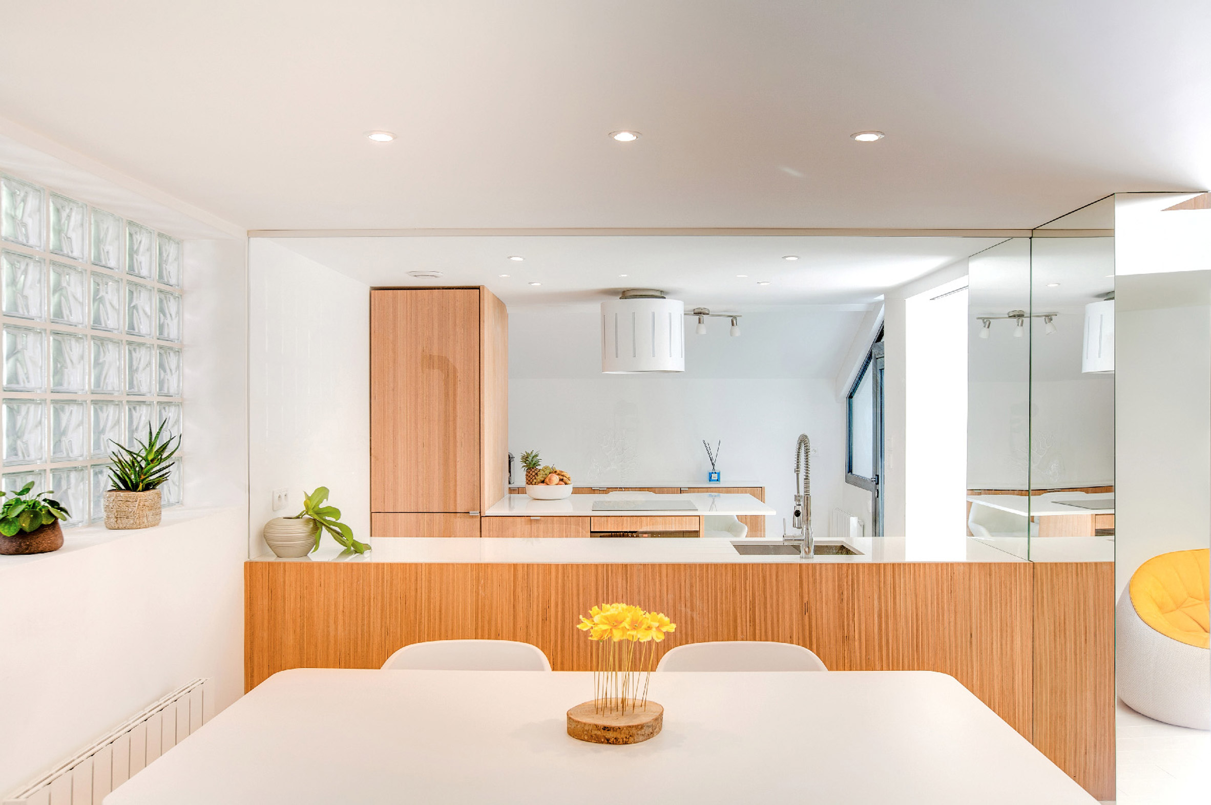 bookshelf-house-andrea-mosca-interior-paris-_dezeen_2364_col_4