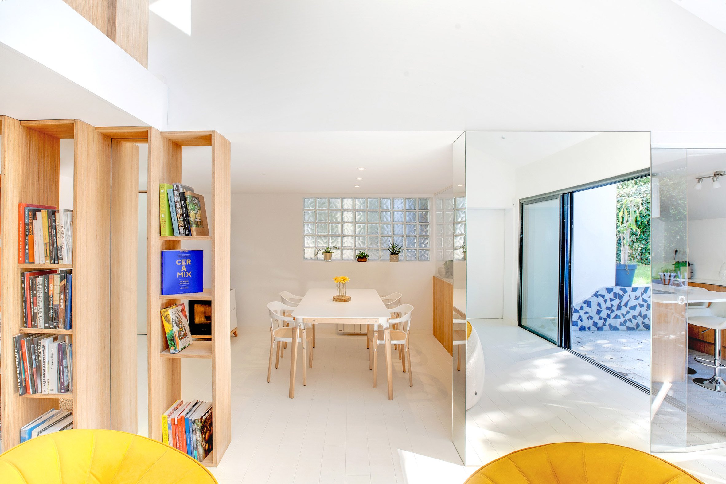 bookshelf-house-andrea-mosca-interior-paris-_dezeen_2364_col_8