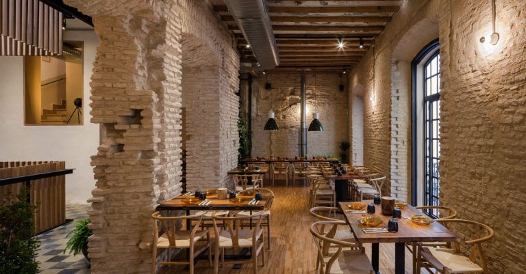 讲述历史故事的复古Perro Viejo餐厅
