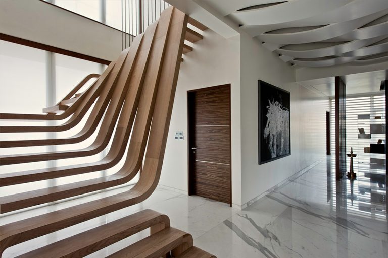 孟买“带镂空雕塑楼梯的”公寓设计