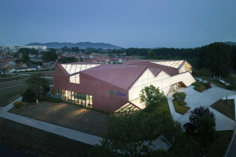 青岛即墨·华侨城-莲花山乡村振兴示范区展示中心 / 袈蓝建筑